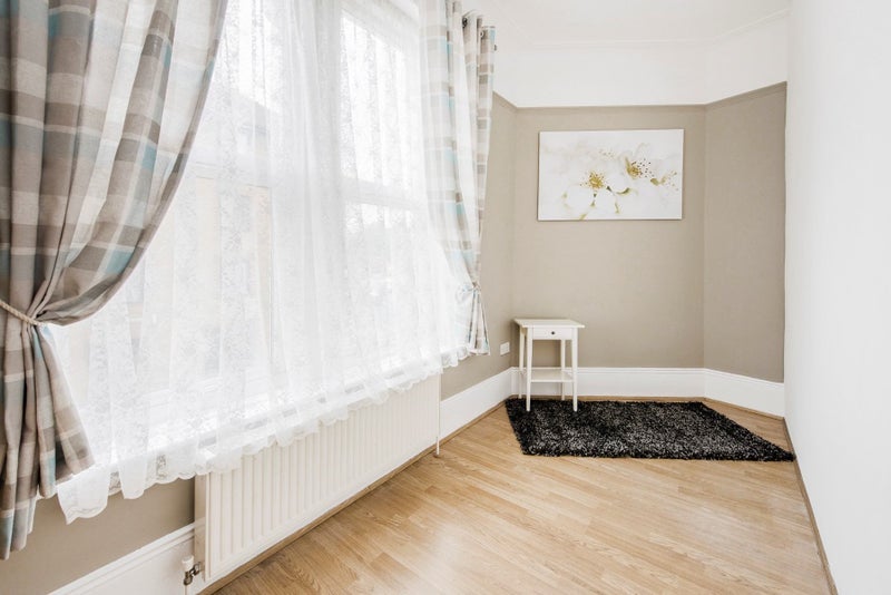 Room Willesden Lane in Greater London