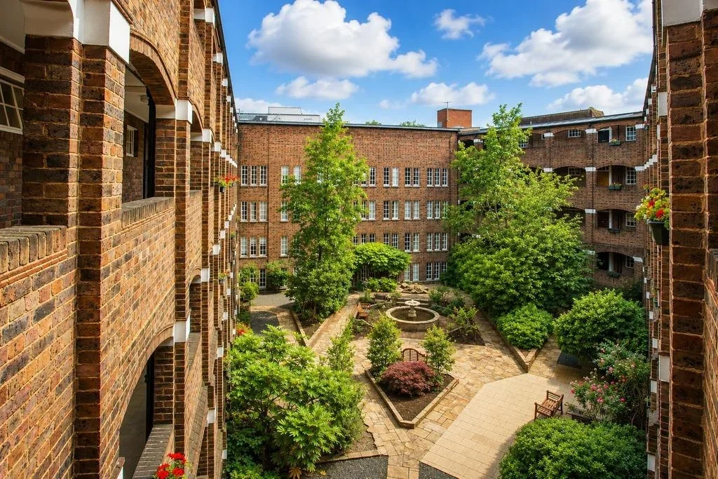 Flat Mortimer Crescent in Greater London