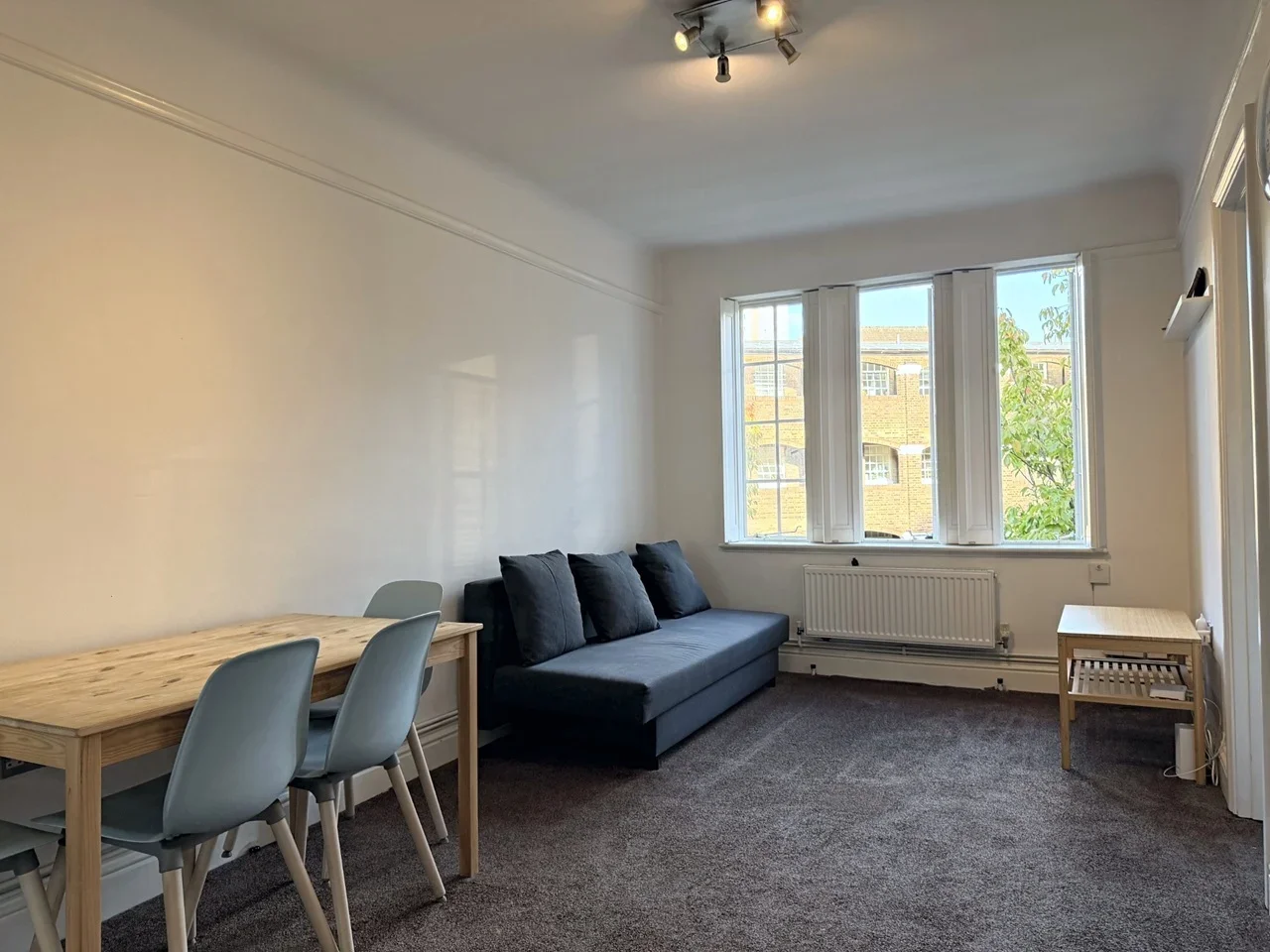 Flat Mortimer Crescent in Greater London
