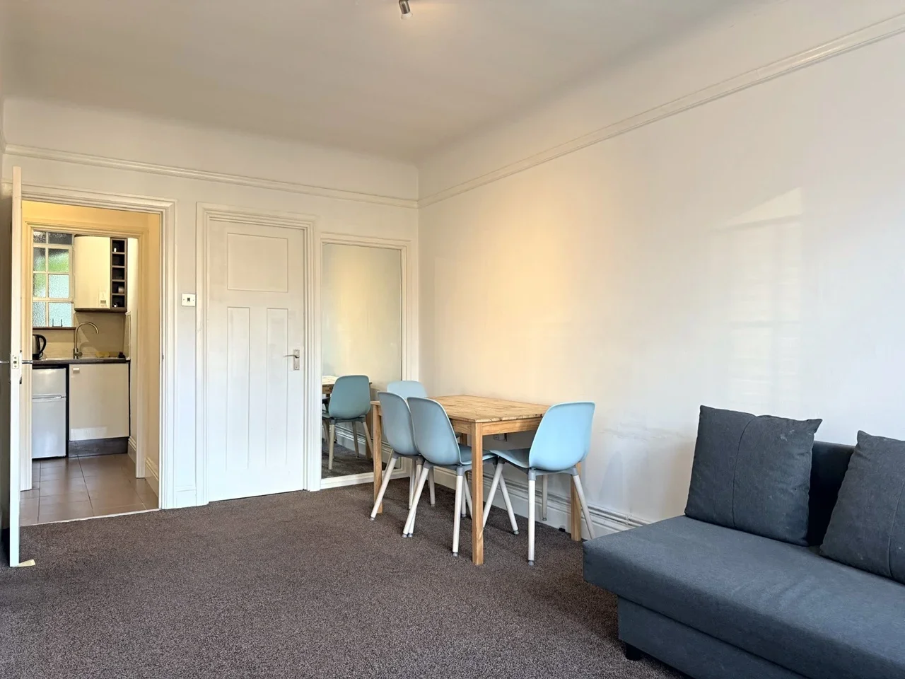 Flat Mortimer Crescent in Greater London