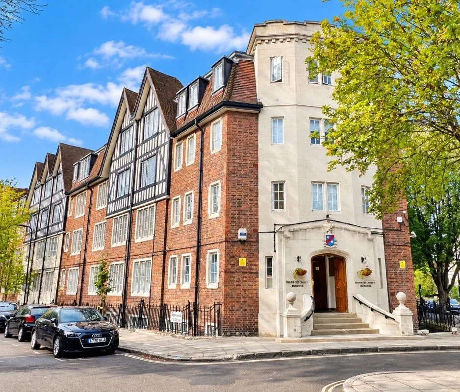 Flat Mortimer Crescent in Greater London