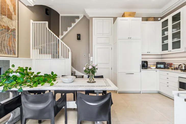 Flat Ladbroke Gardens in Greater London