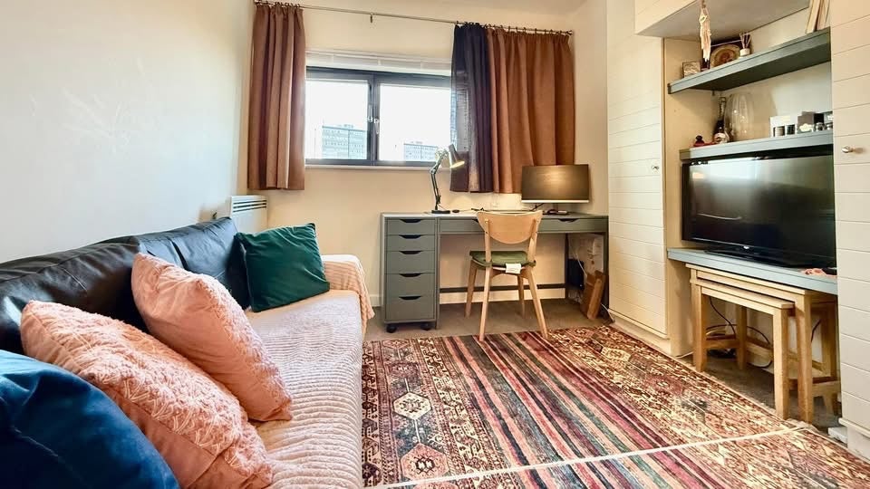 Flat Drayton Park in Greater London