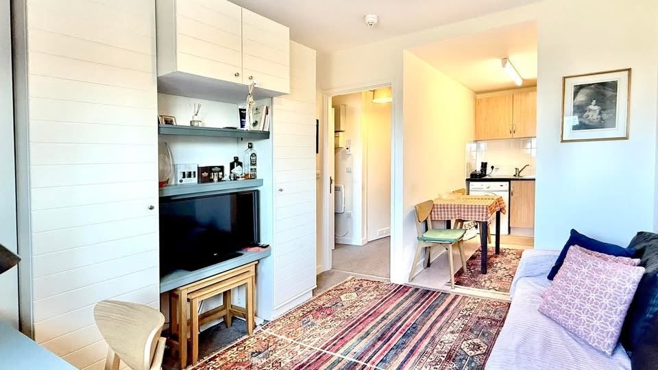 Flat Drayton Park in Greater London