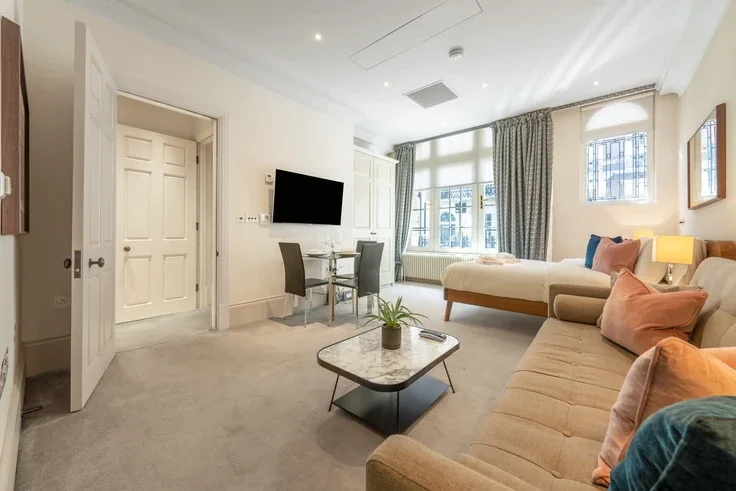 Flat Hertford Street in City of Westminster