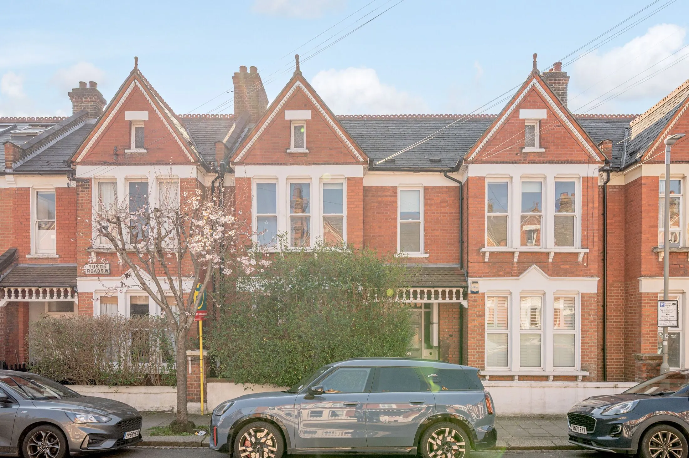 Flat Dinsmore Road in Greater London