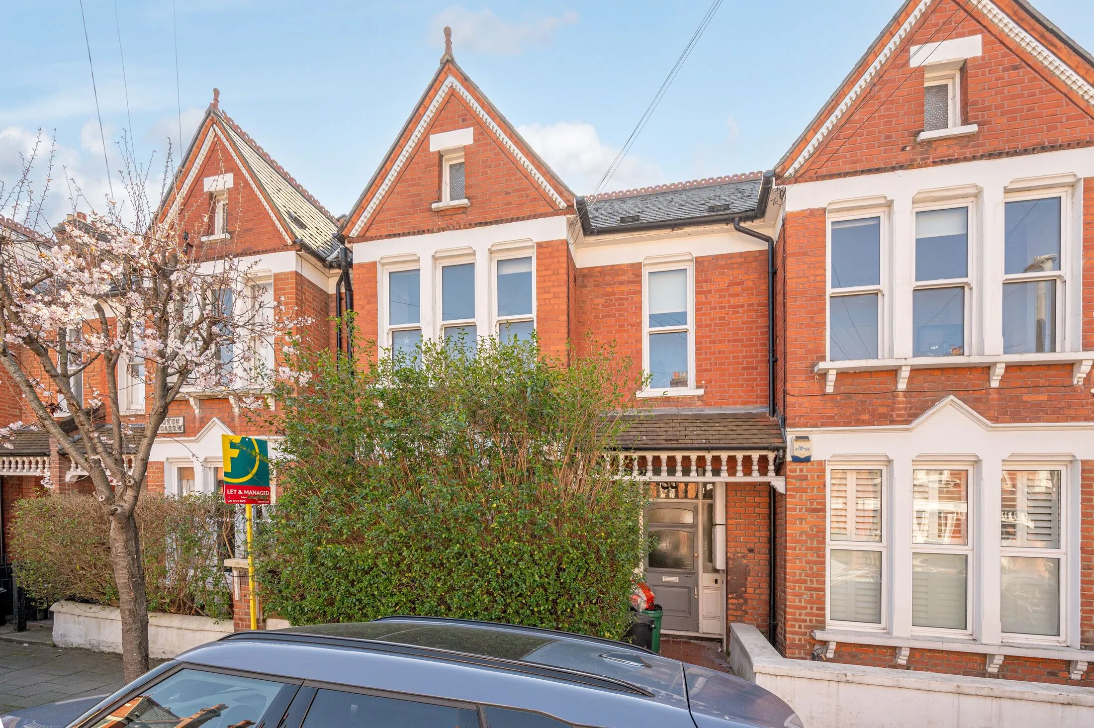 Flat Dinsmore Road in Greater London