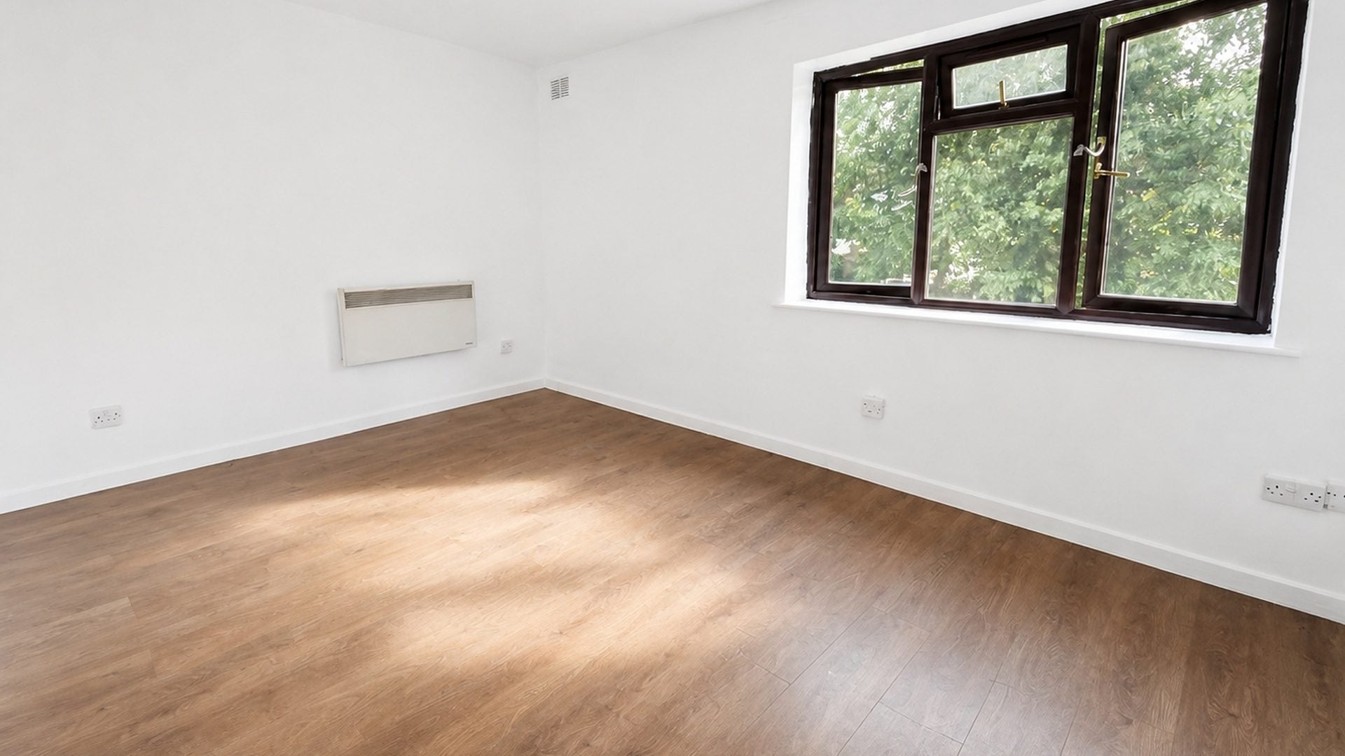 Flat Middlesex Road in Greater London