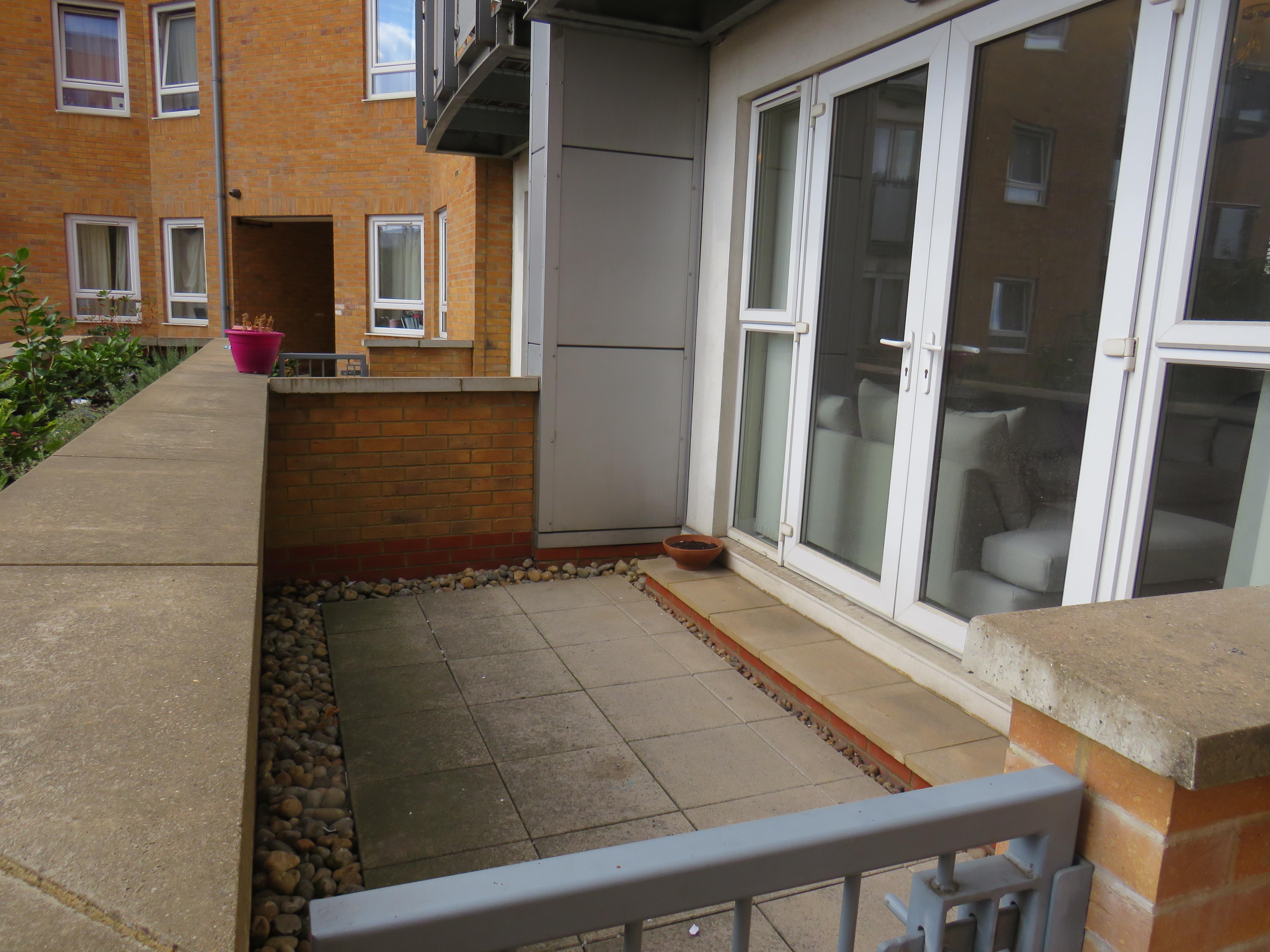 Flat Tuns Lane in Slough