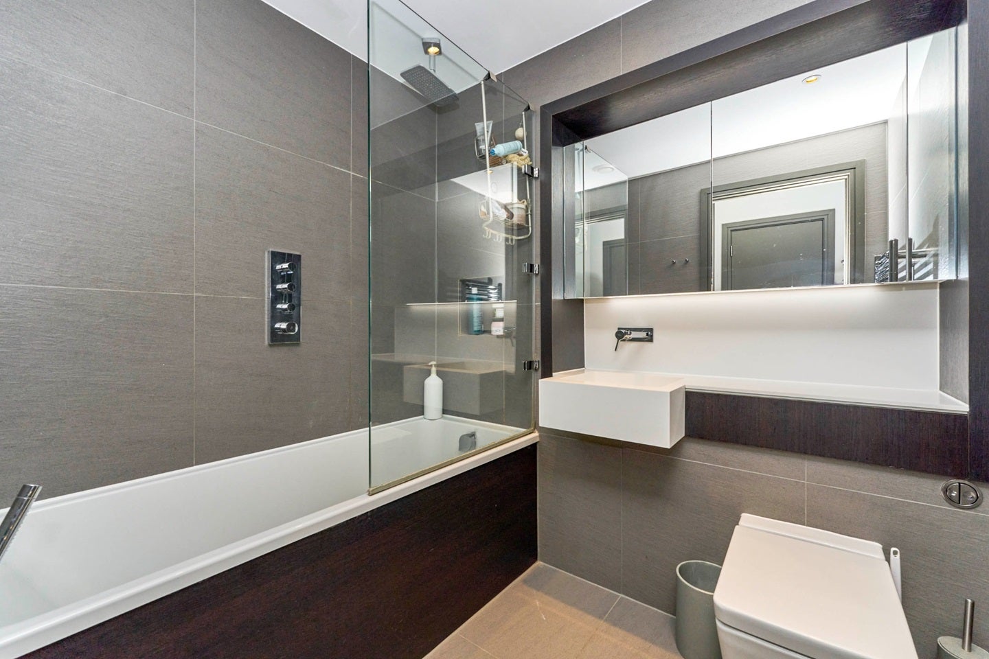 Flat Twickenham Junction Rough in Greater London