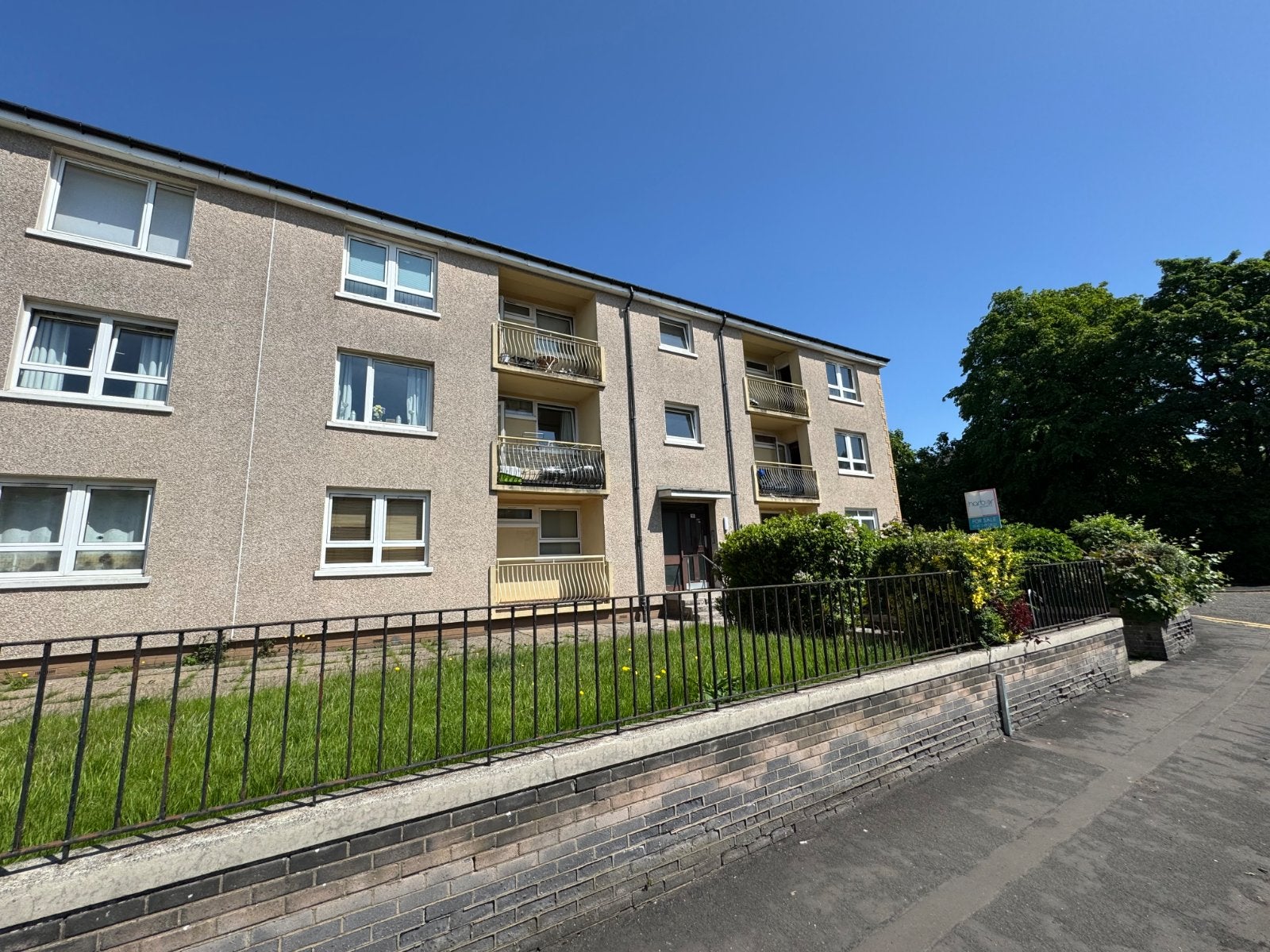 Flat Broompark Drive in Glasgow