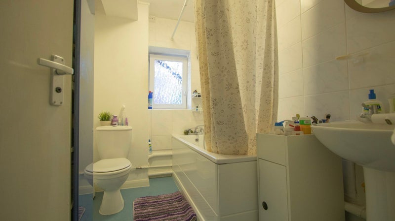 Room Teale Street in Greater London
