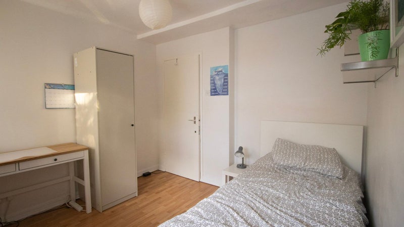Room Teale Street in Greater London