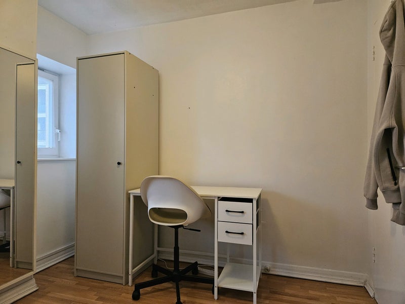 Room Teale Street in Greater London
