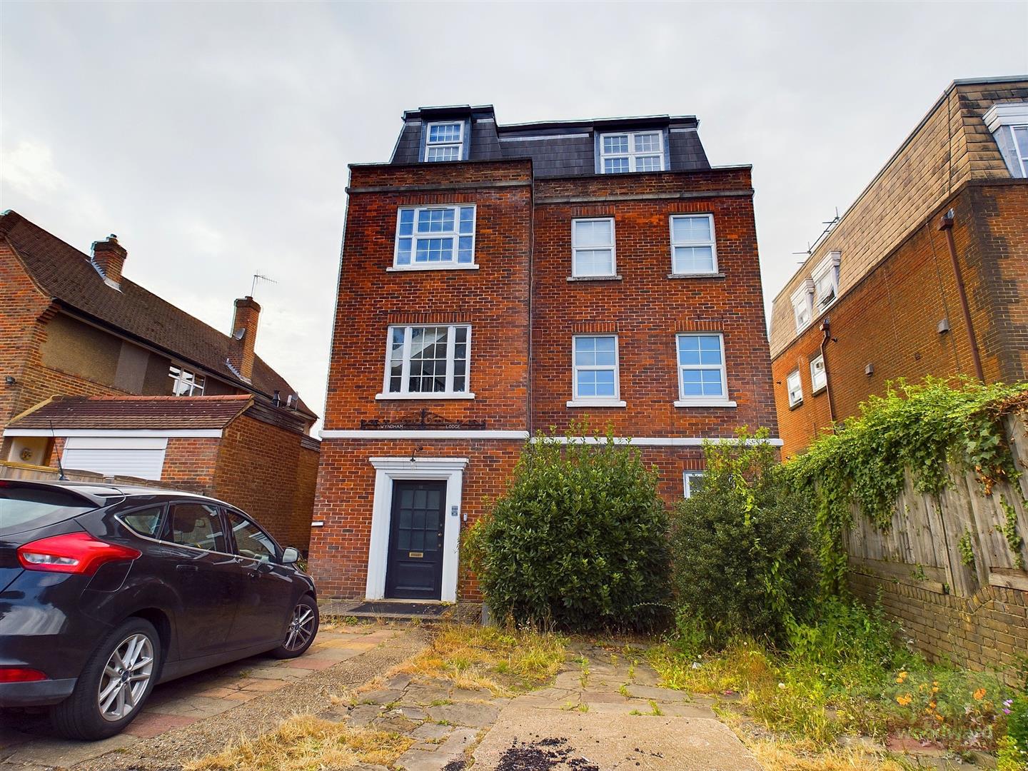 Flat Lower Road in Greater London