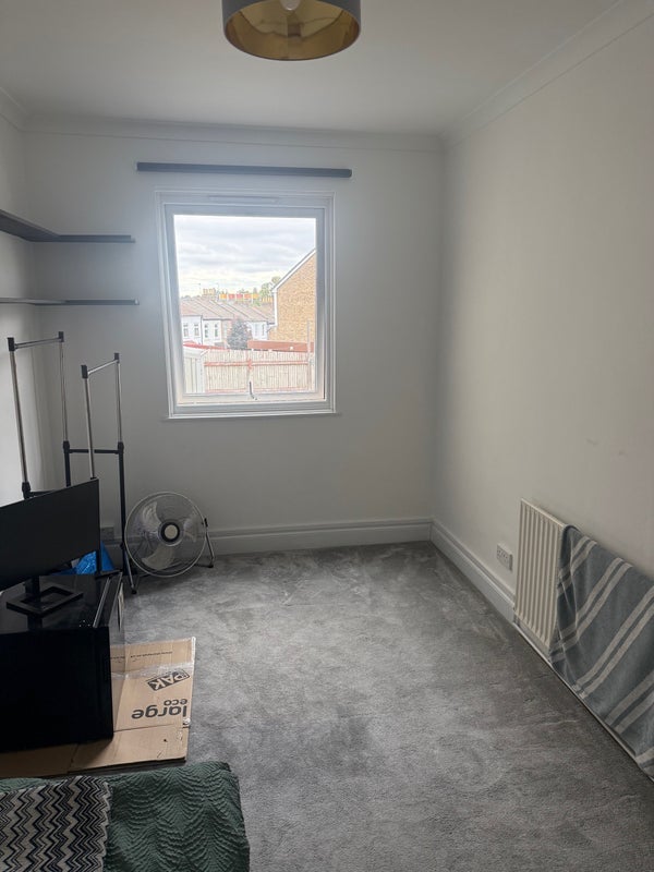 Room Stanger Road in Greater London