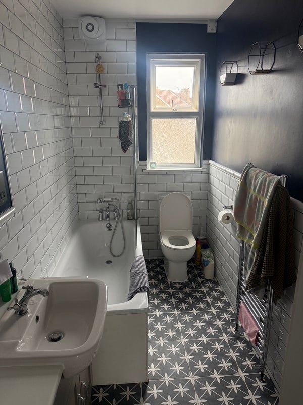 Room Stanger Road in Greater London