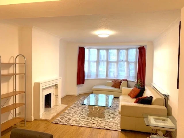 Flat The Burroughs in Greater London