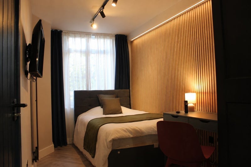 Room Aytoun Road in Greater London