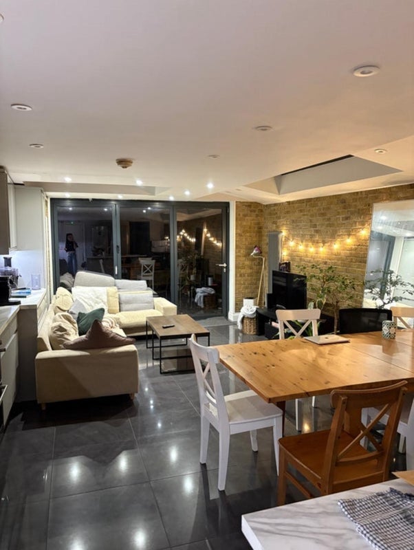 Room Rainbow Street in Greater London