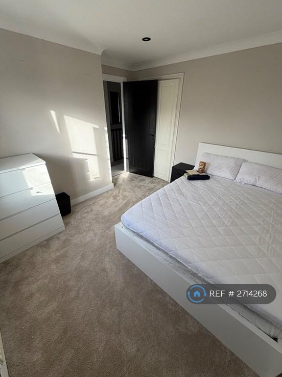 Room Turnbury Close in Greater London