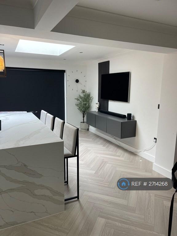 Room Turnbury Close in Greater London