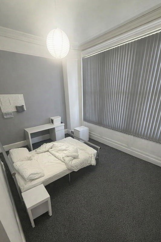 Room Aigburth Drive in Liverpool