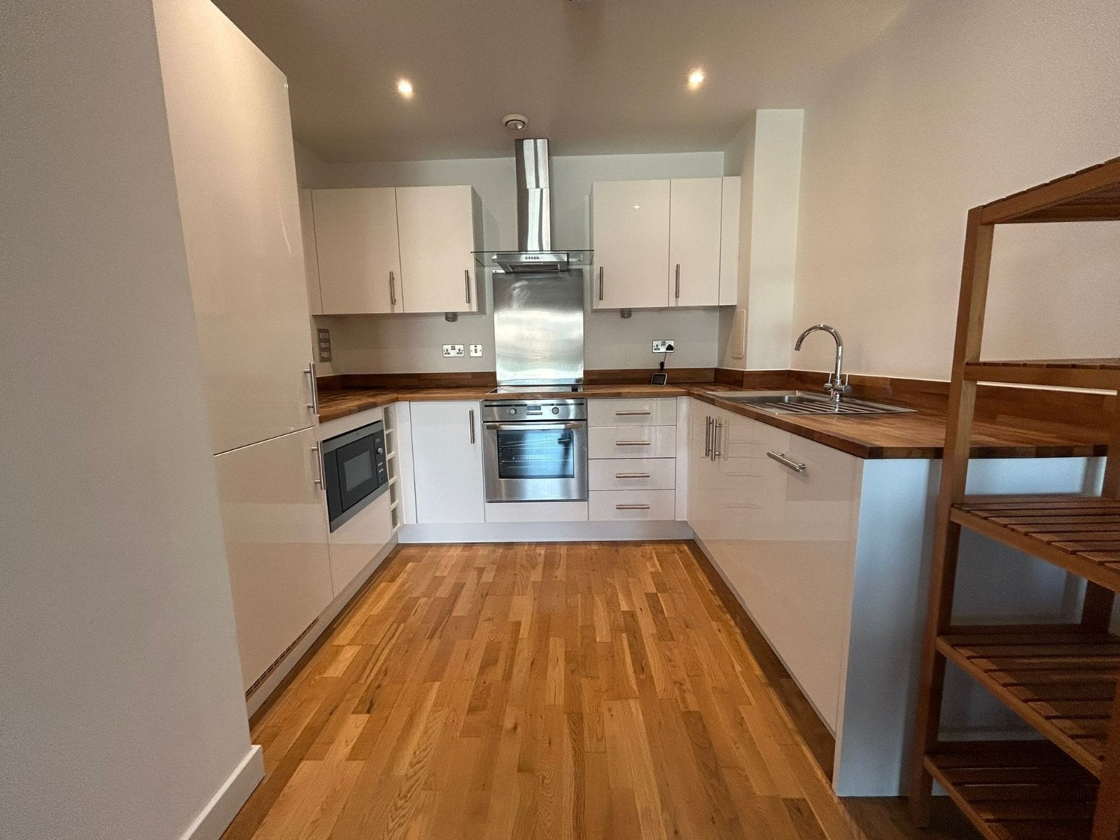 Flat Marine Street in Greater London