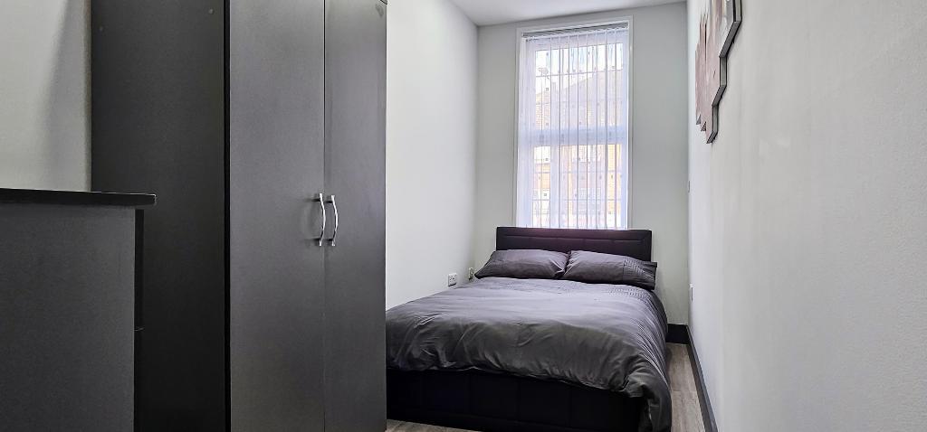 Flat Ealing Road in Greater London