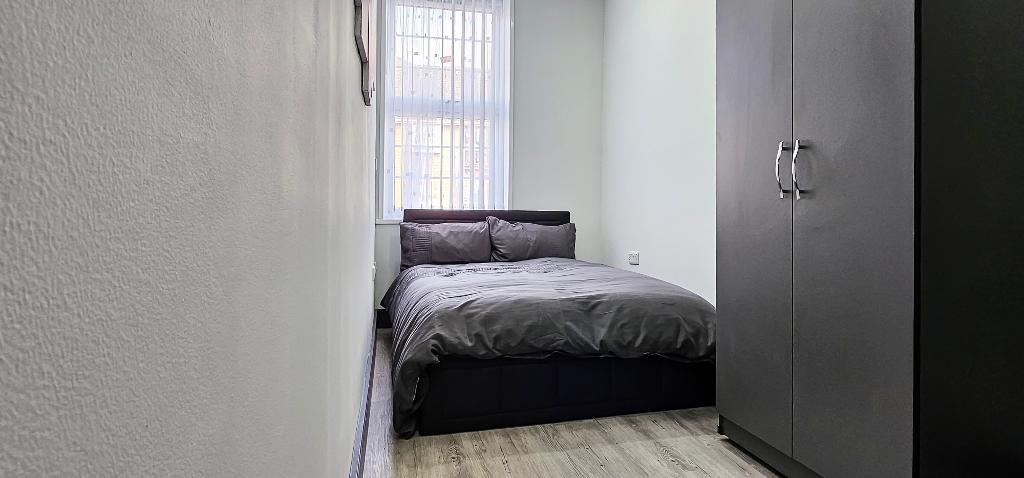 Flat Ealing Road in Greater London