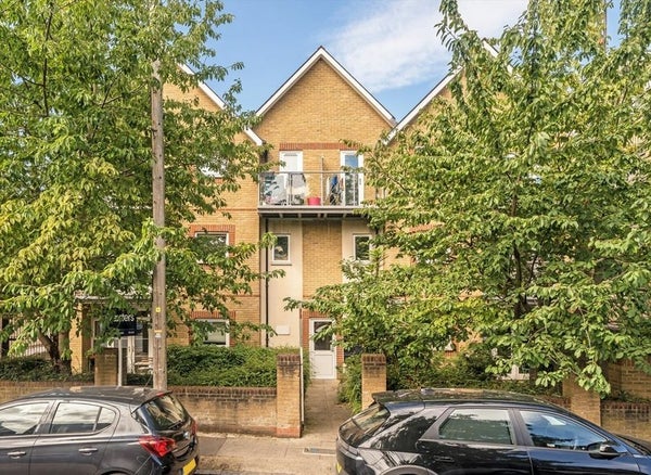 Flat Gordon Road in London