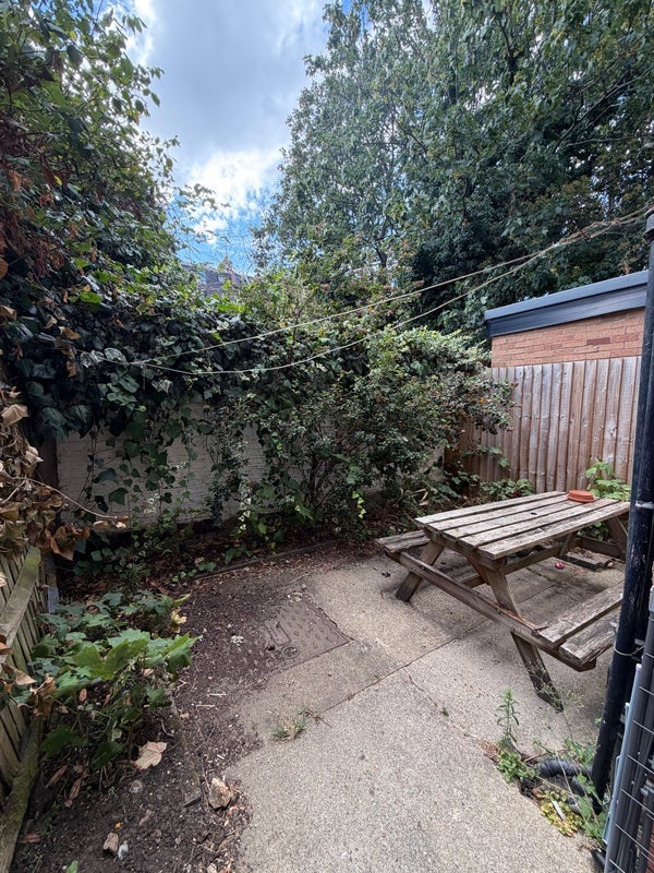 Room Kitson Road in Greater London
