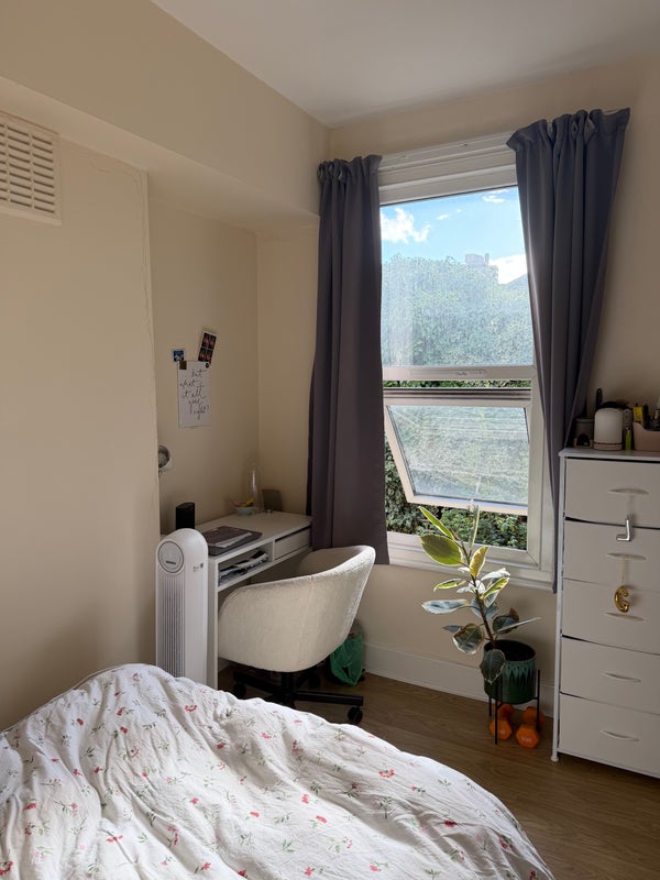 Room Kitson Road in Greater London