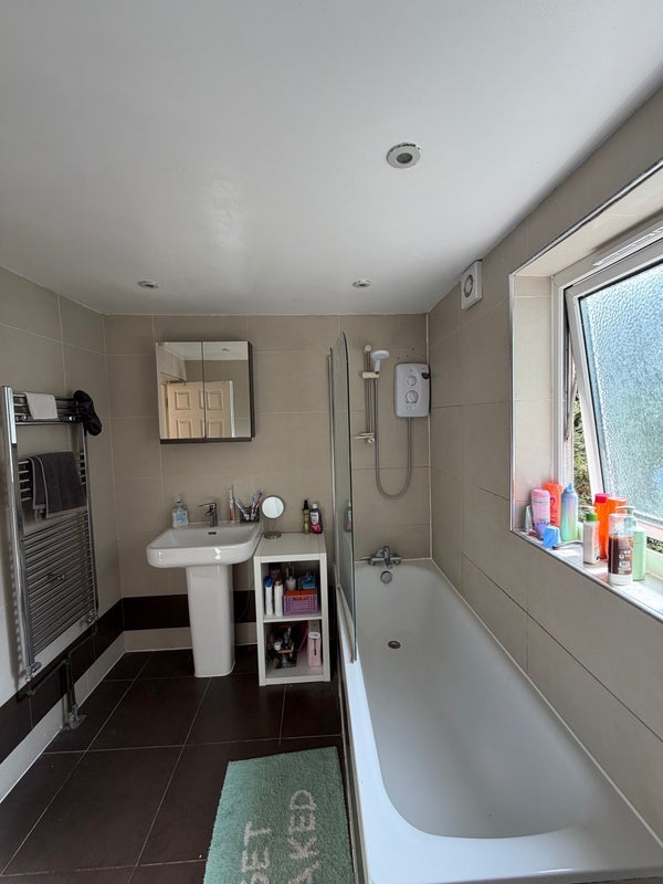 Room Kitson Road in Greater London
