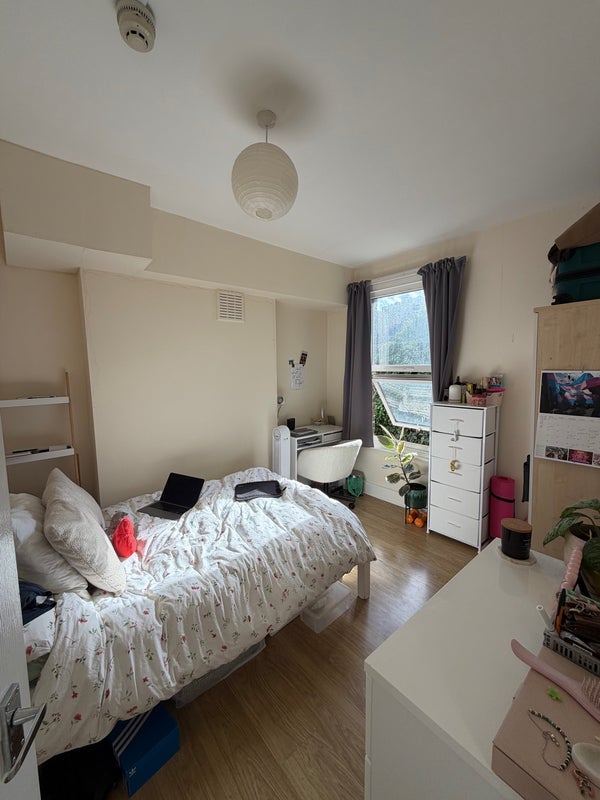 Room Kitson Road in Greater London