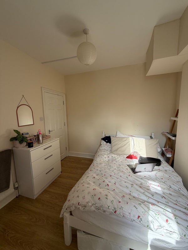 Room Kitson Road in Greater London