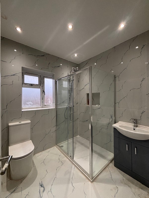 Room Midfield Way in Greater London