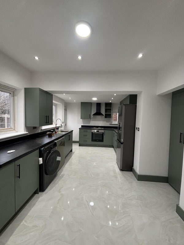 Room Midfield Way in Greater London
