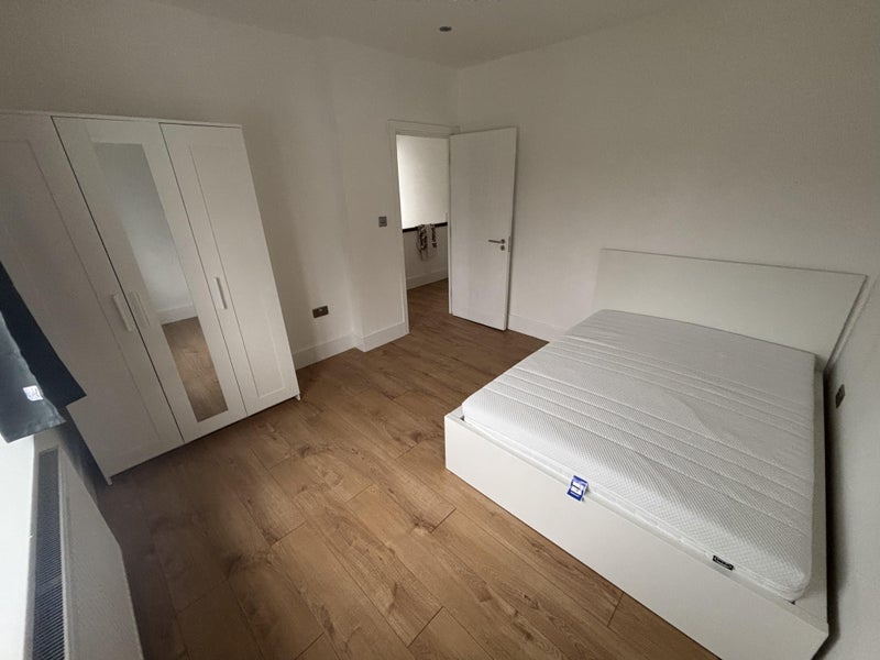 Room Midfield Way in Greater London