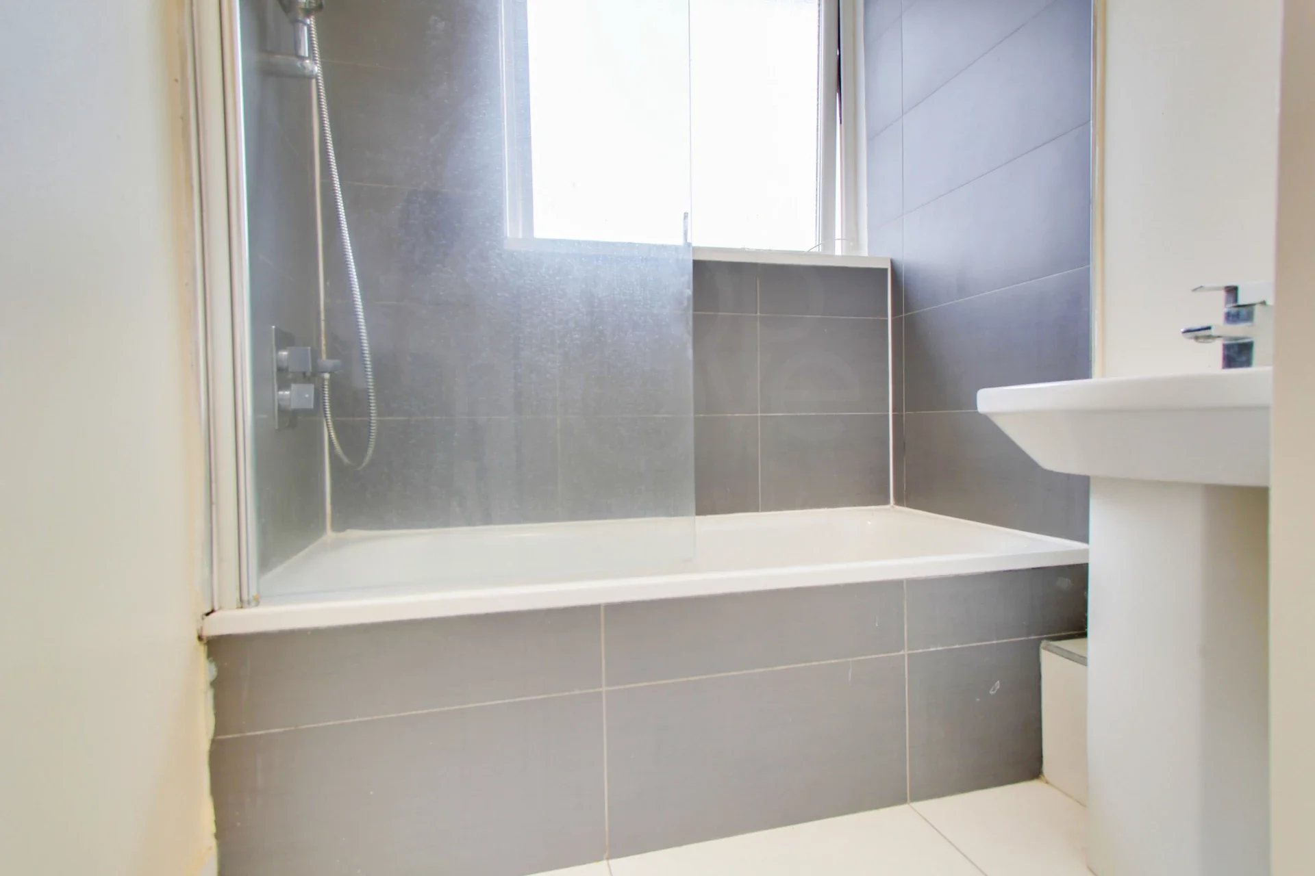 Flat Heathfield Road in Greater London