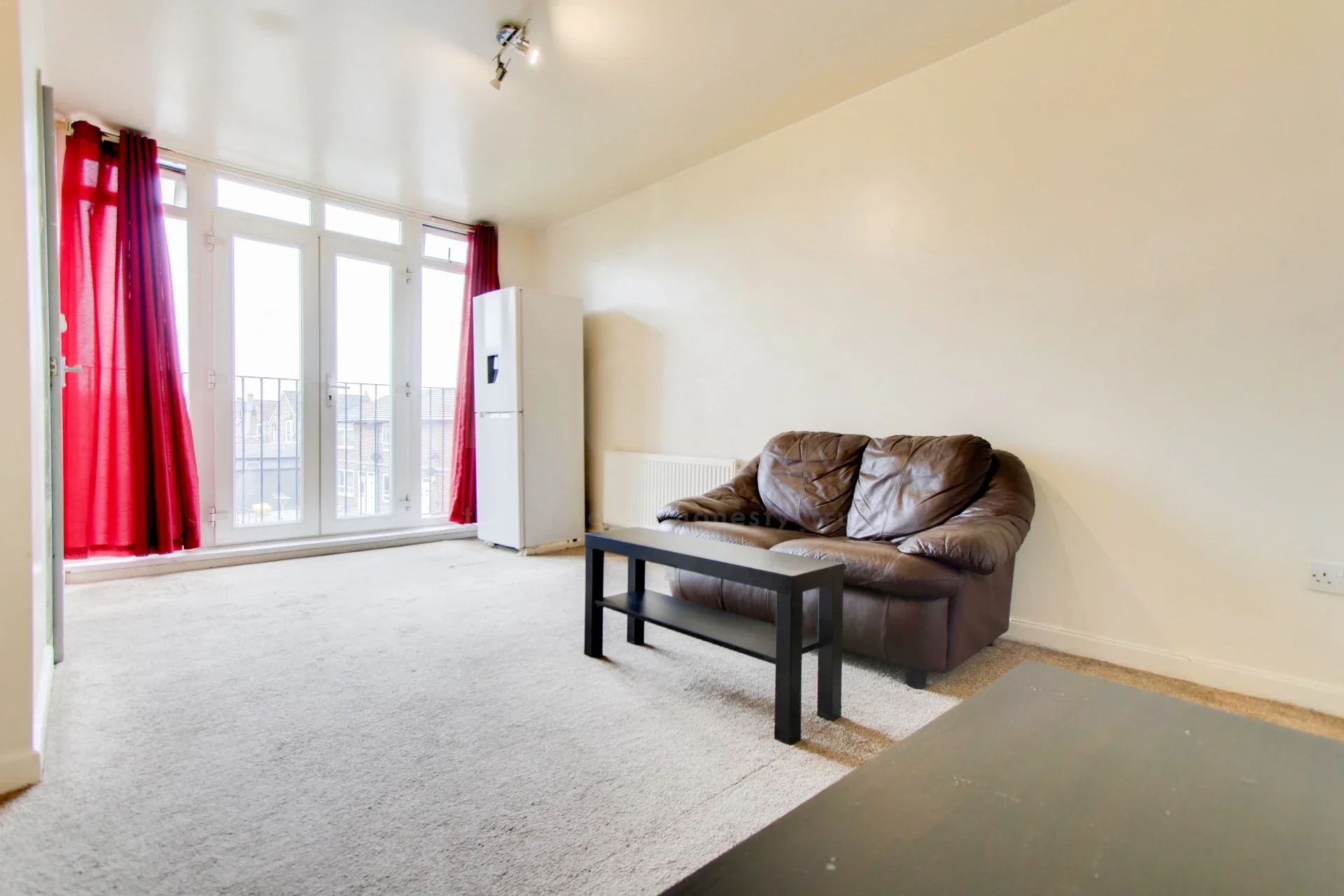 Flat Heathfield Road in Greater London