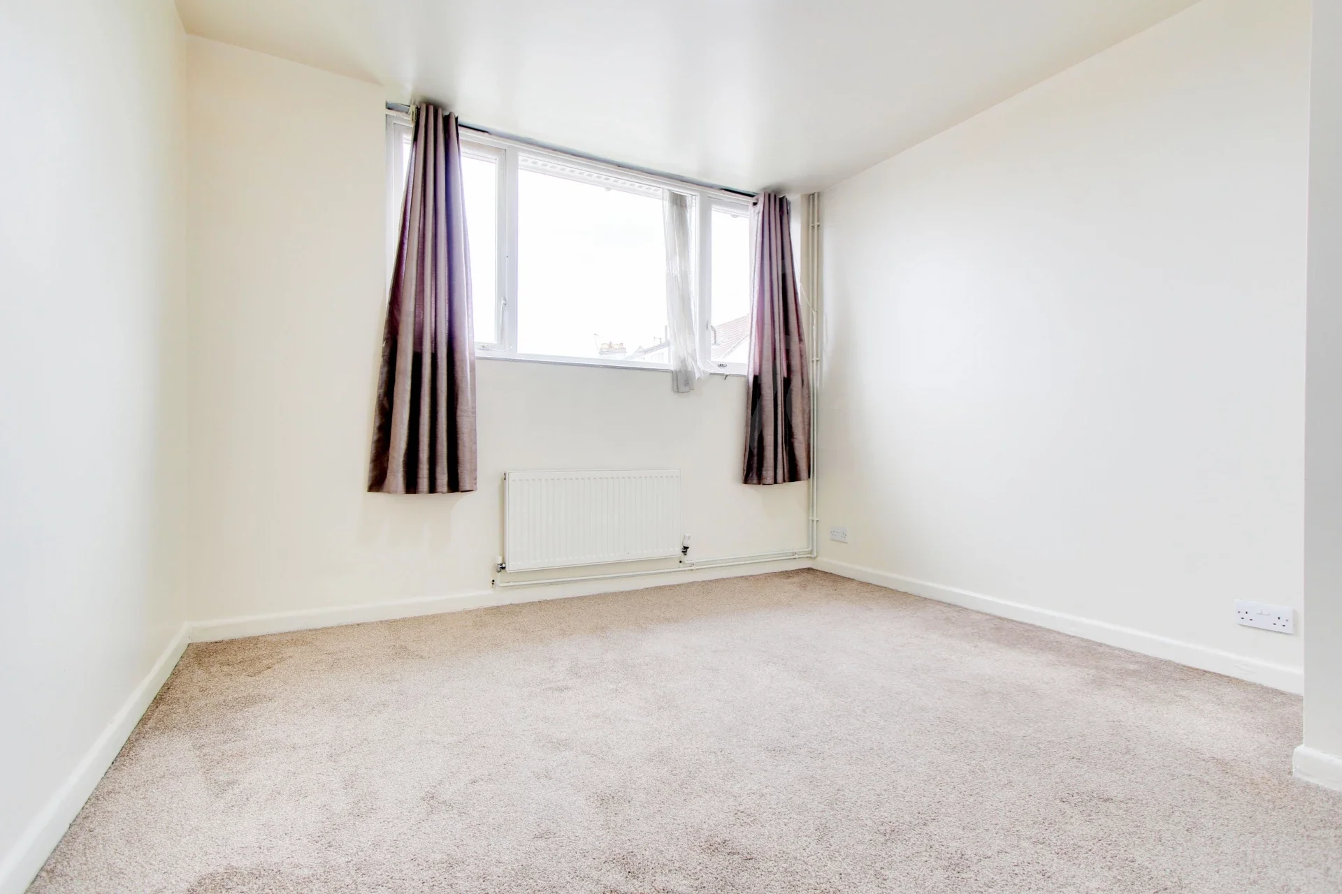 Flat Heathfield Road in Greater London