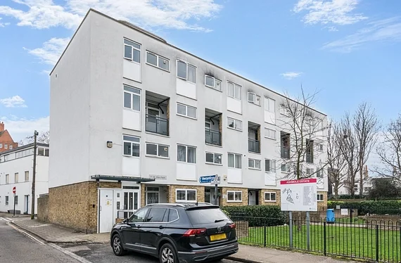 Flat Clapham Road in Greater London