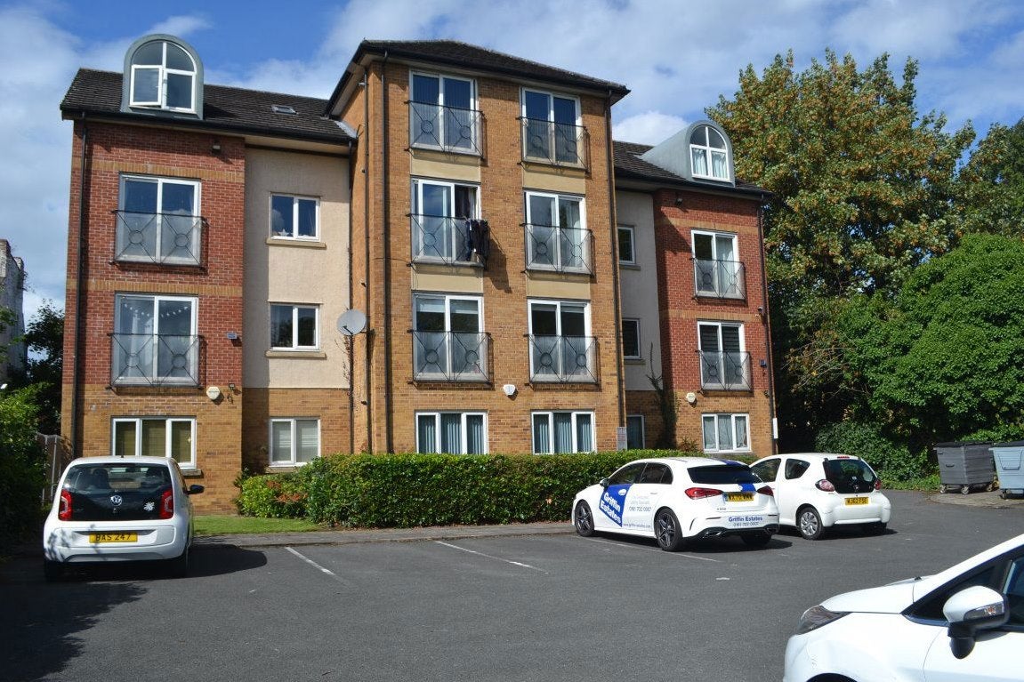 Flat Chester Road in Trafford