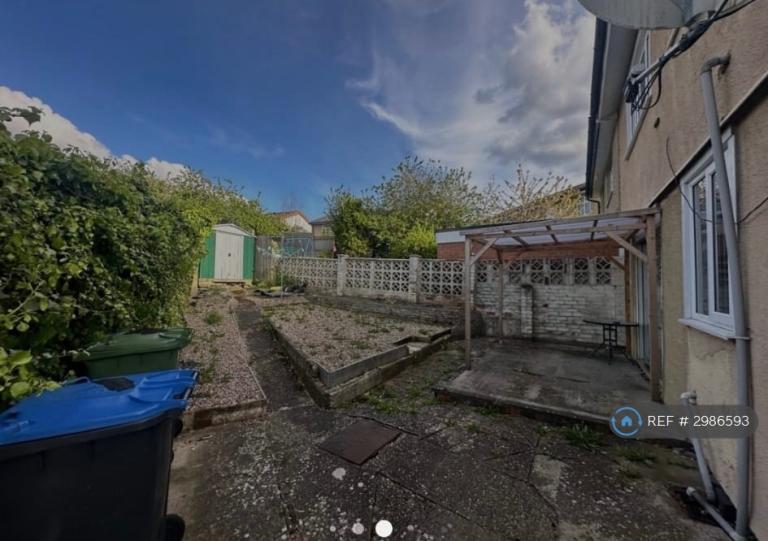 House Greenhill Road in Rugby