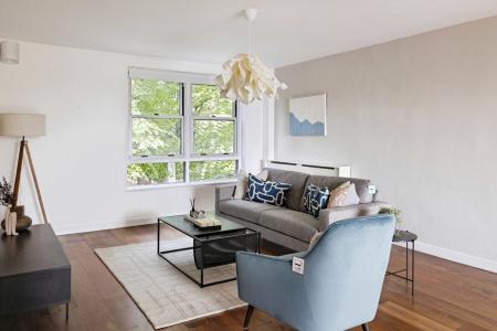 Flat Lyndhurst Gardens in Greater London