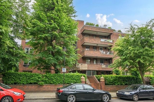 Flat Lyndhurst Gardens in Greater London