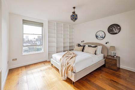 Flat Lyndhurst Gardens in Greater London