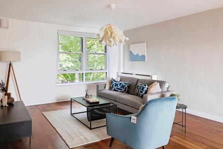 Flat Lyndhurst Gardens in Greater London