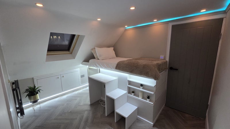 Room Dawes Avenue in Greater London